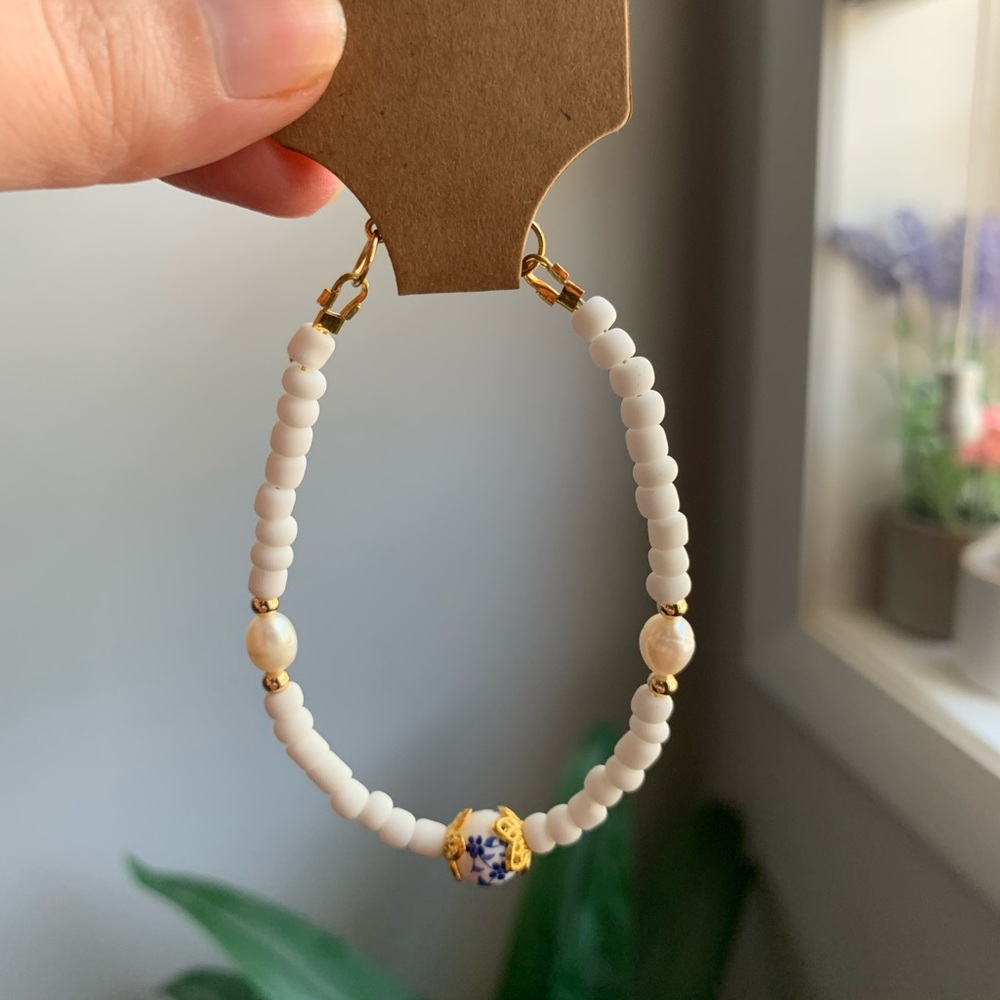 24A. Handmade Natural Pearl White and Gold Beaded Bracelet